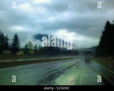 Foggy Snoqualmie Berg im Oktober an einem regnerischen Tag, wie durch Auto Windschutzscheibe gesehen Stockfoto