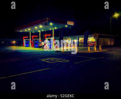 Night Shot der Tankstelle Vorplatz. Glasgow. Schottland. UK. Stockfoto