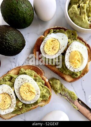 Avocado-Toast mit Ei Stockfoto