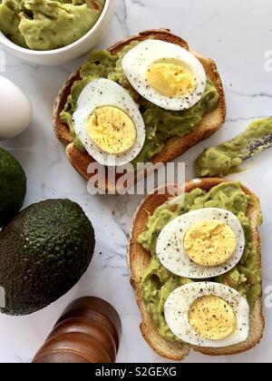 Avocado-Toast mit Ei Stockfoto