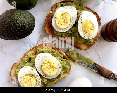 Avocado-Toast mit Ei Stockfoto