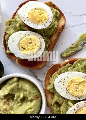 Avocado-Toast mit Ei Stockfoto