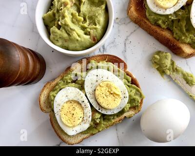 Avocado-Toast mit Ei Stockfoto