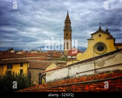 Dächer von Florenz, Italien, in der Nähe der Basilica di Santo Spirito Stockfoto