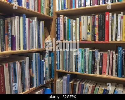 Ecke Holzregale mit einer Vielzahl von Büchern Stockfoto