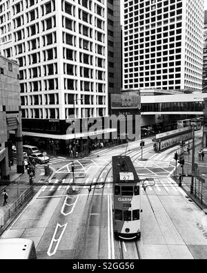 Straßenbahn entlang Des Voeux Road, Central, Hong Kong. Stockfoto