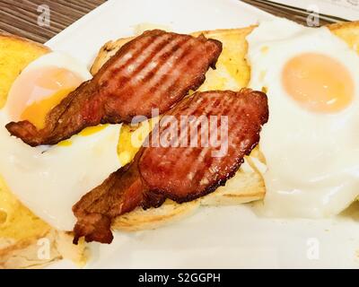 Speck und gebratene Eier auf Toast Stockfoto