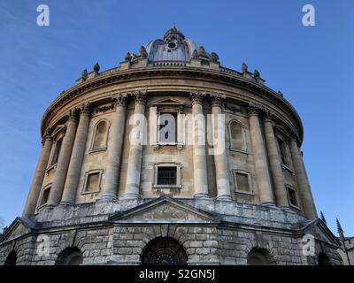 Bild des berühmten Radcliffe Camera Lesesaal der Bodleian Library, Oxford University bei Sonnenuntergang mit schönen blauen Himmel als Hintergrund. Stockfoto