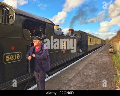 Fahrer eines Swindon und Cricklade Erbe Dampfmaschine die Vorbereitungen bei Taw Valley Halt in der Moldon Hill Country Park, Swindon, Großbritannien Stockfoto