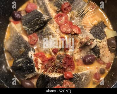 Kabeljau mit grünen Oliven, Kartoffeln und Tomaten, typisch sizilianische Gerichte Stockfoto