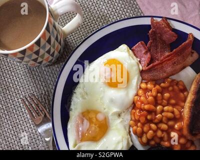 Ein englisches Frühstück mit einer Tasse Kaffee. Stockfoto