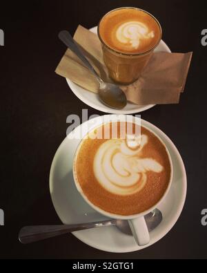 Macchiato, flache weiße Stockfoto