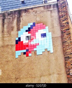 Nahaufnahme von einem kühlen pixelated Fliese Pac-man Bild von der Französischen Straße Künstler, Invader, an der Seite eines Gebäudes in London, England Stockfoto