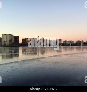 Blick von der Esplanade in Boston über den teilweise zugefrorenen Charles River in Cambridge, Massachusetts, United States Stockfoto