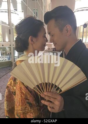 Frisch verheiratete Ehepaar im Hyatt Regency Hotel in Tokio Stockfoto