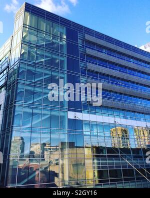 Reflexionen über die Fassade der Yawkey Zentrum für Ambulante Pflege, Massachusetts General Hospital, Boston, Massachusetts, United States Stockfoto