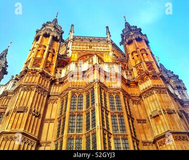 Detail der beeindruckenden gotischen Architektur der Henry VII Marienkapelle von Westminster Abbey in London, England Stockfoto