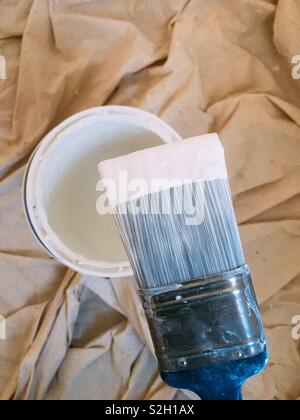 Pinsel mit weißer Farbe auf Stockfoto