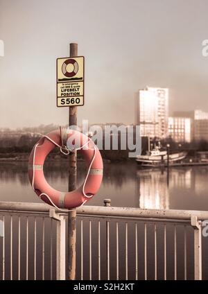 Blick über den Fluss Clyde von rettungsring Position S560 auf der Govan Seite. Glasgow. Schottland Stockfoto