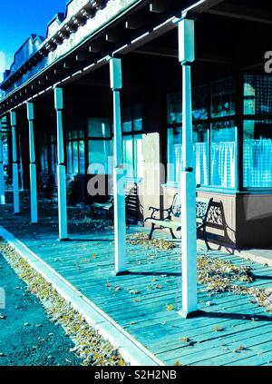 Schrägansicht in Blau unten plank Bürgersteig vor alten Westen suche Storefront Stockfoto