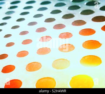 Rainbow farbige Kreise in Metall closeup geprägte abstrakte Stockfoto