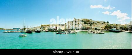 Blick auf Dalt Vila (Altstadt), Ibiza vom Hafen Stockfoto