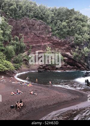 Ein roter Sand Strand, durch die reduzierte Ka'uiki Kopf vulkanischen Schlackenkegel gebildet wird, ist neben dem Kaihalulu Bucht auf der Insel Maui, Hawaii gezeigt. Stockfoto