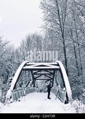 Fotograf auf die schneebedeckten Fußgängerbrücke in Issaquah, WA Stockfoto