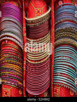 Bunte indische Armreifen in einem speziell angefertigten Tragetasche. Stockfoto