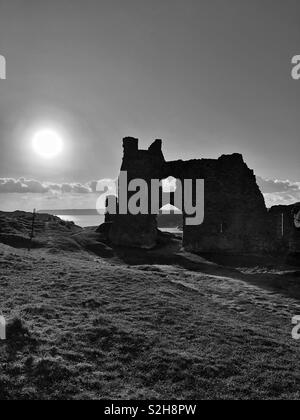 Pennard Schloss, Three Cliffs Bay, Gower, Swansea, Wales, am späten Nachmittag, Februar. Stockfoto