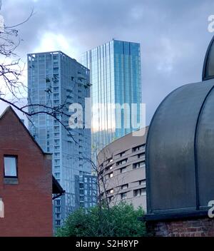 Blick auf das Stadtzentrum von Manchester Sky Line bei Sonnenuntergang, mit einer Vielzahl von Gebäuden, alte und neue, interessante kontrastierende geometrische Formen und auch Teil der Chethams School of Music. Stockfoto