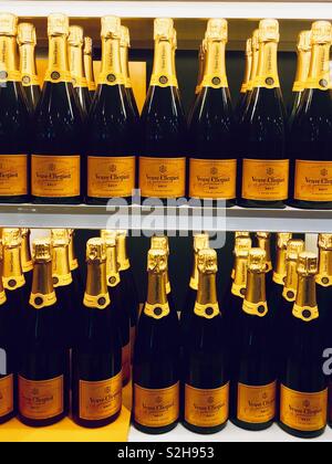 Veuve Clicquot Champagner aus Frankreich, Flaschen auf dem Display Stockfoto
