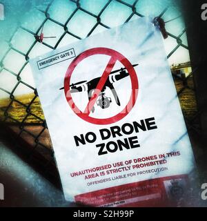 Kein Drone Zone Warnschild am Flughafen Begrenzung Zaun in Großbritannien Stockfoto