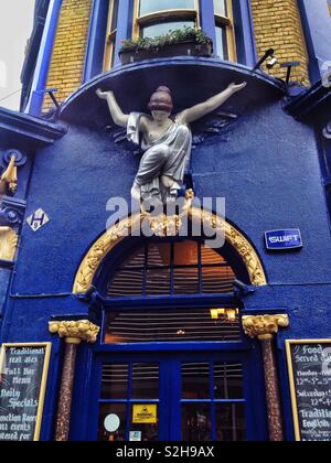 Detail der Eingang in die Viktorianische Tauschwaren Arms Pub, 1884 erbaut, die Galionsfigur des Schiffes Dekoration über der Tür Stockfoto