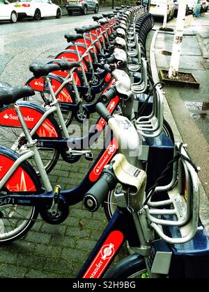 Eine öffentliche Fahrradverleih Docking Station in der Nähe von Bahnhof London Bridge, London, England Stockfoto