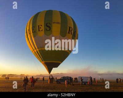 Heißluftballon auf einem nebligen Morgen Stockfoto