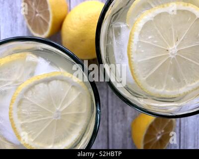 Blick von oben auf die zwei Ice cold Gläser Limonade auf einem Holztisch Stockfoto