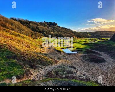 Pennard Schloss mit Blick auf pennard Pille, Gower, Swansea, Wales, Februar. Stockfoto