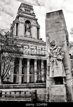 Detail der Handelsmarine und Fischereiflotte Memorial außerhalb der ehemaligen Hafen von London Authority Gebäude in London, England Stockfoto