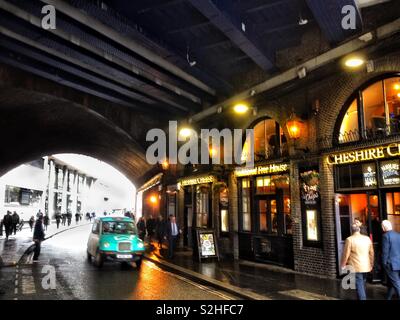 Die gemütlich beleuchteten Cheshire Käse pub unter den Arkaden von Fenchurch Street Bahnhof in London, England. Stockfoto