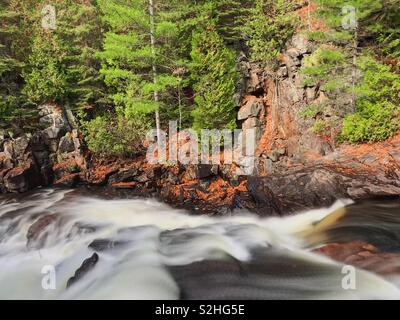 Oxtongue Stromschnellen und Küstenlinie lange Belichtung gerade außerhalb des Algonquin Provincial Park in Ontario, Kanada. Stockfoto