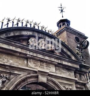 Detail der senkrecht gotische Architektur des 17. Jahrhunderts St Olave Hart-Straße Kirche in London, England. Stockfoto