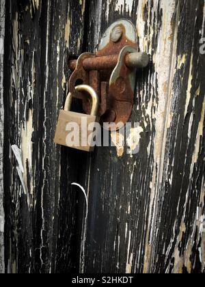 Rusty Sperre für ein Peeling lackierte Tür. Stockfoto