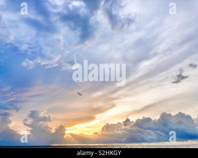 Bewölkt pastell Sonnenuntergang über der Hafen von Darwin im Northern Territory von Australien. Stockfoto