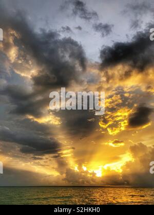 Sonnenuntergang über dem Hafen von Darwin im Northern Territory von Australien. Stockfoto