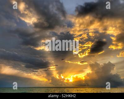 Sonnenuntergang über dem Hafen von Darwin im Northern Territory von Australien. Stockfoto