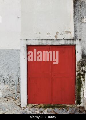 Rote Tür weißer Hintergrund Stockfoto