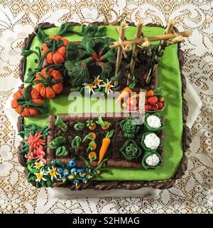 Geburtstagskuchen mit Gemüsegarten. Stockfoto