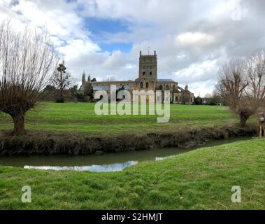 Tewkesbury Abbey gesehen aus über dem Wasser wiesen ein wenig in 500 Jahren geändert. Stockfoto