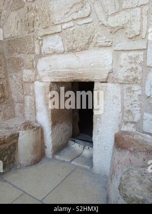 Ein kleiner Eingang zur Kapelle in der Geburtskirche in Bethlehem. Stockfoto